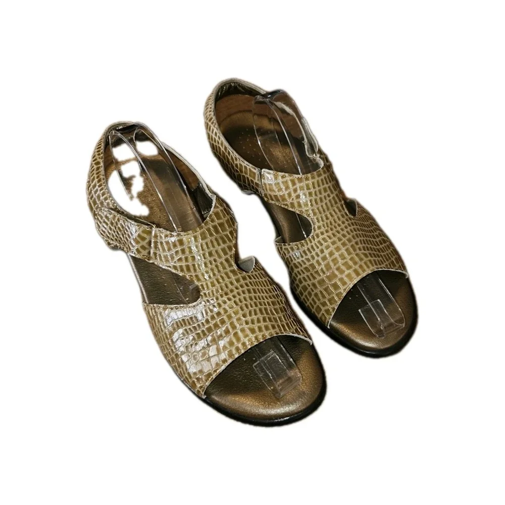 SAS‎ SUNTIMER Gold Patent Croc Leather Tripad Comfort Low Heel Sandals 8